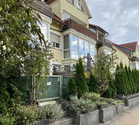 Helle Maisonette in grüner Lage mit Balkon und Tiefgaragenstellplatz.