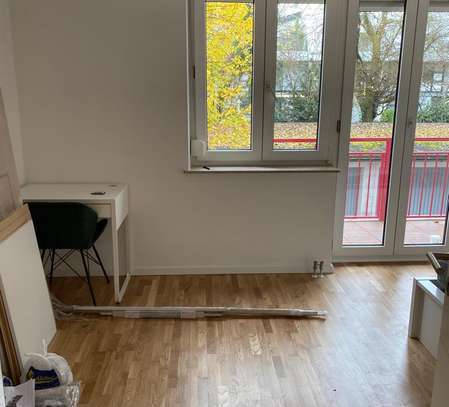 MÜNCHEN - 4er WG - schönes Zimmer mit Balkonzugang verfügbar!!