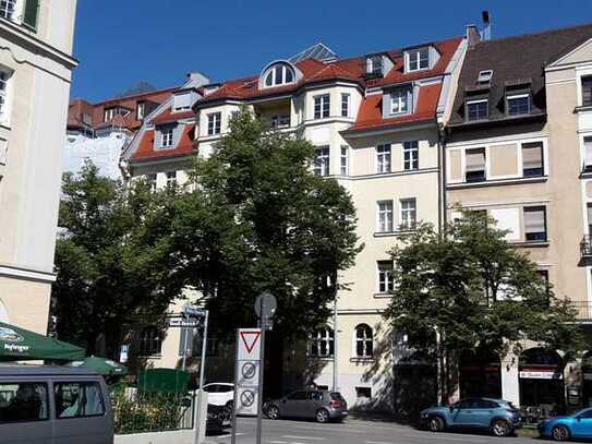 Lichtdurchflutete Wohnung über den Dächern von Neuhausen, 80 Meter vom Rotkreuzplatz