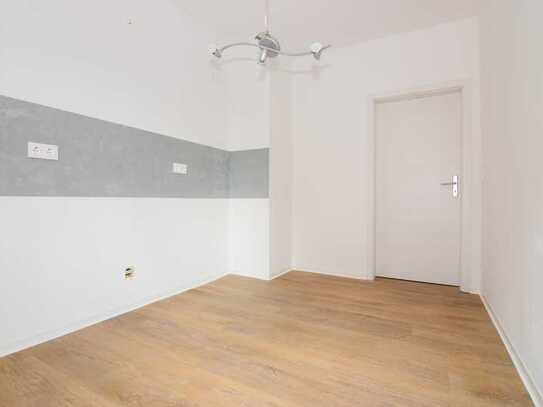 *ALLES NEU: frisch renovierte 2-Raum-Wohnung mit hochmodernem Bad, tollem Balkon und Gartennutzung*