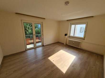 Schorndorf-Kernstadt: Zentral gelegene und toll geschnittene 3-Zim.-Wohnung im 2. OG mit Balkon