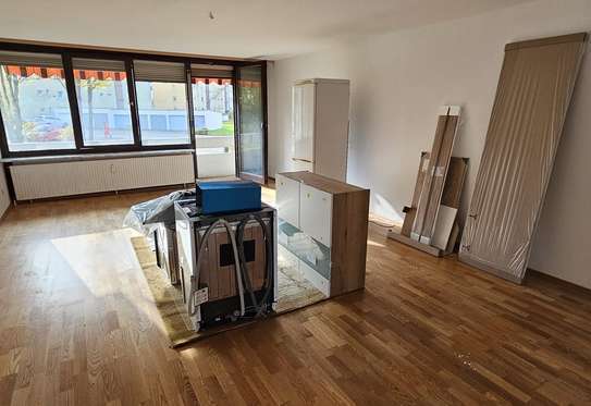 Schöne 4 -Zi-Wohnung mit Balkon und Außenstellplatz incl. neuer Einbauküche