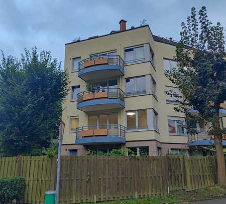 Geräumige, frisch renovierte 2-Zimmer-Wohnung mit einem einladenden Balkon, idyllisch gelegen