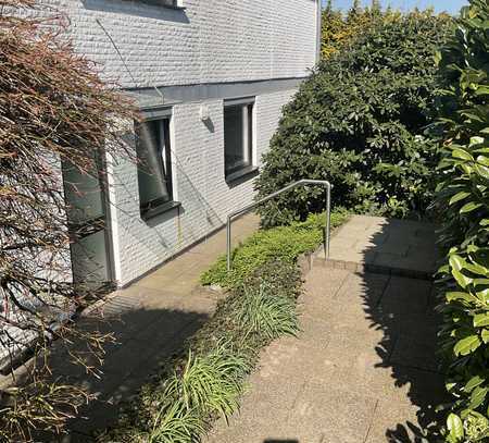 IM SOUTERRAIN MIT TERRASSE, SO CHARMANT UND FEIN - ZWEI ZIMMERWOHNUNG - EIN ORT ZUM GLÜCKLICHSEIN-