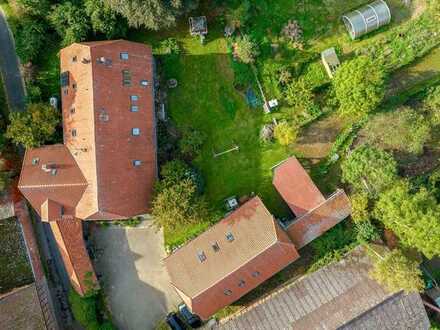 Familiendomizil mit 18-Zimmern, Pferdeställen, Reitplatz und Weiden in idyllischer, naturnaher Lage