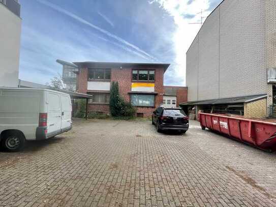 Sanierungsbedürftige Lagerhalle und Bürogebäude am Friedrich-Ebert-Damm