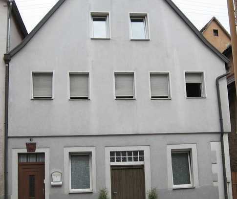 Älteres kleines Häuschen ohne Balkon und Garten