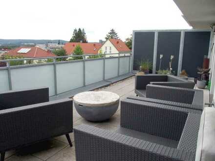 Exklusive Penthaus-Wohnung!! Mit großer Dachterrasse, moderner EBK u. TG-Stellplatz in Stadtrandlage