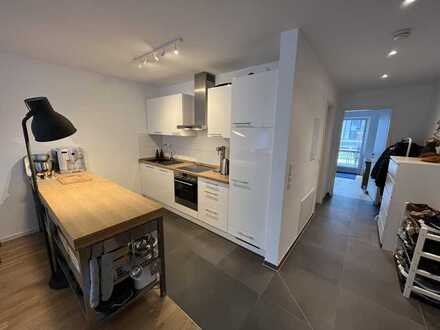 Stilvolle 2,5-Zimmer WHG mit großzügiger Terrasse, hochwertiger Einbauküche & Tiefgarage