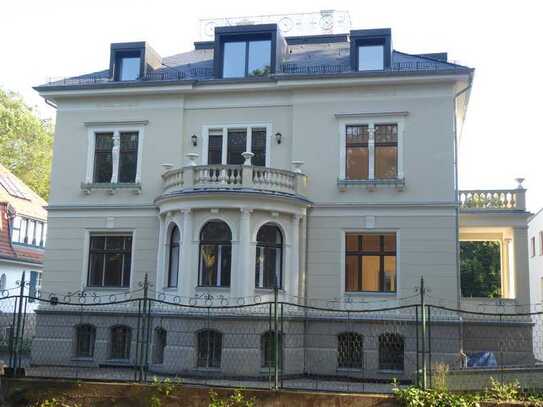 Top moderne DG-Wohnung mit Dachterrasse in denkmalgeschützter Stadtvilla