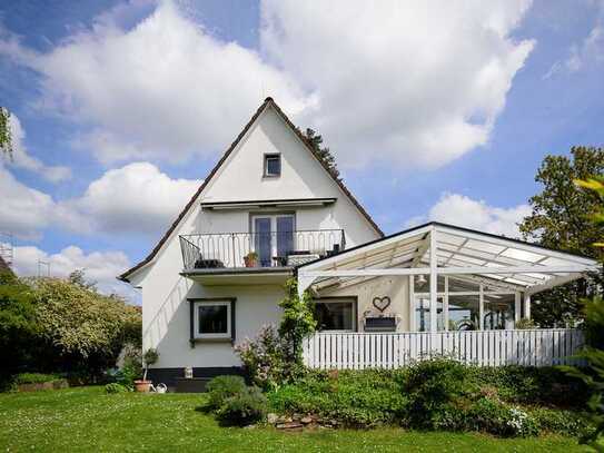 Mit Stil und Charme: Einfamilienhaus mit Gartenparadies