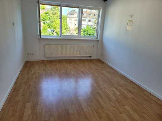 16 m² Zimmer in 2er WG mit großem Wohn-/Essbereich, Thekenküche und Balkon
