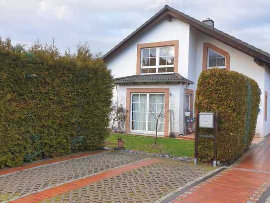 Lichtdurchflutete Wohnung mit viel Charme und Flair, einem Balkon und PKW Außenstellplatz