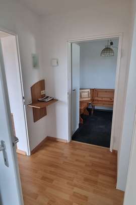 Geschmackvolle 2,5-Raum-Wohnung mit Balkon und Einbauküche (Aufzug) in Schönaich