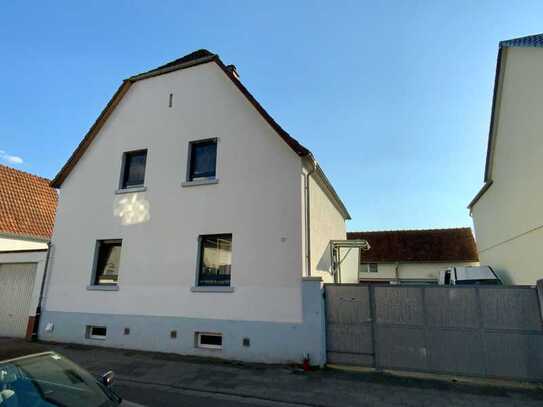 Tolles Einfamiliehaus mit zwei Wohnungen und einem großem Garten (Bebauung möglich).