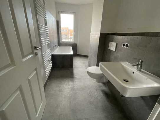 Frisch sanierte und modern - Tageslichtbad mit Badewanne - Balkon - ruhige Lage