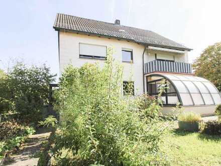 Geräumiges, renovierungsbedürftiges Zweifamilienhaus mit Potential und großem Garten