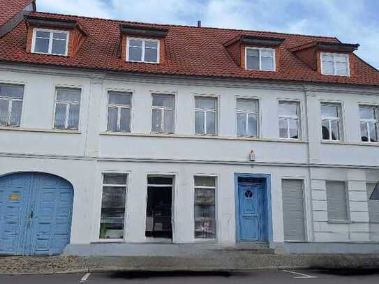 Mehrfamilienhaus mit 4 Gewerbeeinheiten, 3 Wohneinheiten, 1 Garage und 3 Stellplätze