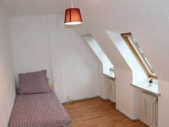 Bright single-bedroom in a 6-bedroom apartment in Bremen Altstadt right next to Wallanlagen Park