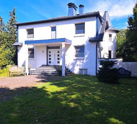 Provisionsfrei ! Schickes Landhaus mit Gartenparadies plus gewerbl. Nebengebäude in Korschenbroich