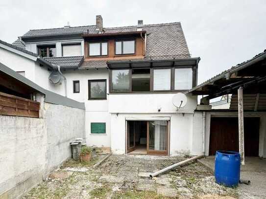 Sanierungsbedürftige DHH mit Garage, großer Terrasse