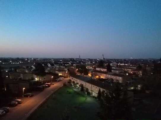 Aussichtsvolle Wohnung mit drei Zimmern sowie Balkon und EBK in Hockenheim