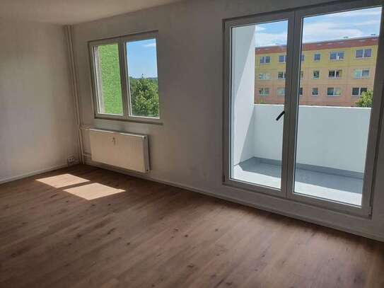 Günstige, frisch sanierte 6 Zi.-Wohnung mit Südbalkon!!!!!!