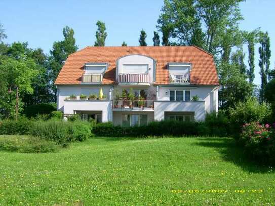 SCHICKES TERRASSEN-NEST MIT EINBAUKÜCHE IM GRÜNEN