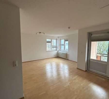 Modernisierte Wohnung mit drei Zimmern sowie Balkon und Einbauküche in Kiel