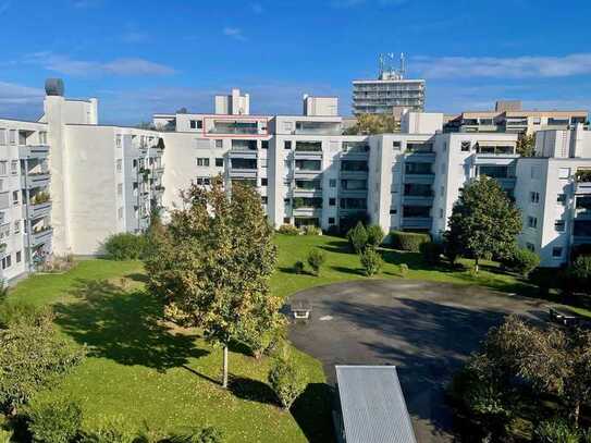 Traumwohnung im obersten Stockwerk: Sonne, Weitblick und riesige Terrasse warten auf Sie!