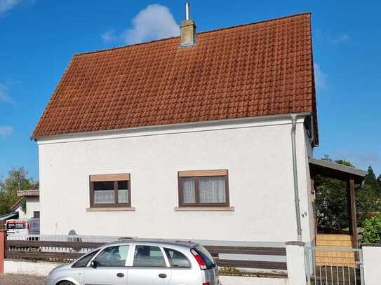 Freistehendes Zweifamilienhaus in sonniger Lage mit schönem Garten