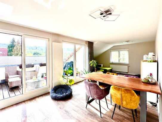 Ein Traum zum Wohnen! Schöne 4-Zimmer DG-Wohnung mit Loggia in ruhiger Lage von Berglen-Höslinswart