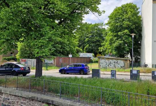 Baugrundstück (Flurstück 43q) mit 630 m² Grundstücksfläche u. zwei Garagenkomplexen in 01187 Dresden