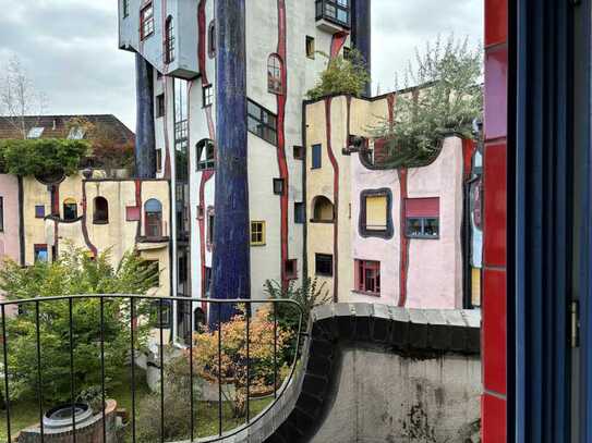 Attraktive 2,5-Zimmer-Wohnung mit Balkon und EBK im Hundertewasserhaus