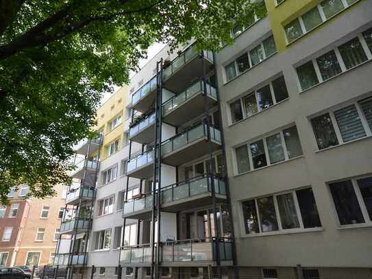 Große 2-Zimmer-Wohnung mit Balkon in Stadtfeld-Ost frei!