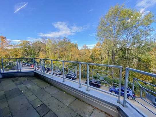 Lichtverwöhnte, großzügig geschnittene Stadtwohnung mit Balkon in beliebter Halbh