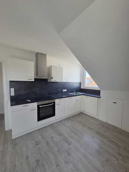                                                               moderne 3,5 Zimmer Dachgeschosswohnung                                                       in Altdorf (Landshut)