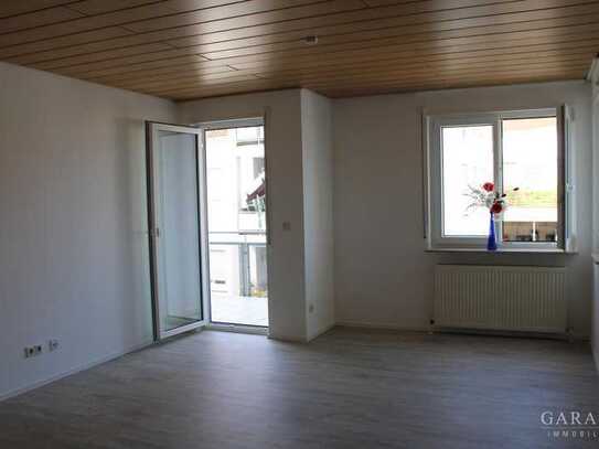 Schöne, neu renovierte 3 Zimmer-Wohnung mit Balkon, Garage und Außenstellplatz - ab 01.April 2025