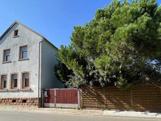 Solides 1-2 Familienhaus in Ortsrandlage zum Verkauf