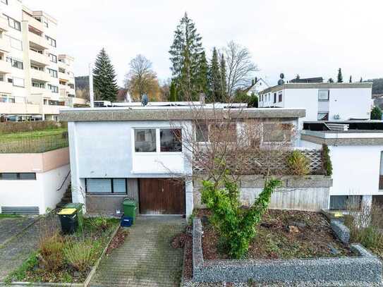 Einfamilienhaus mit enormem Potential - viele Modernisierungen bereits erledigt.