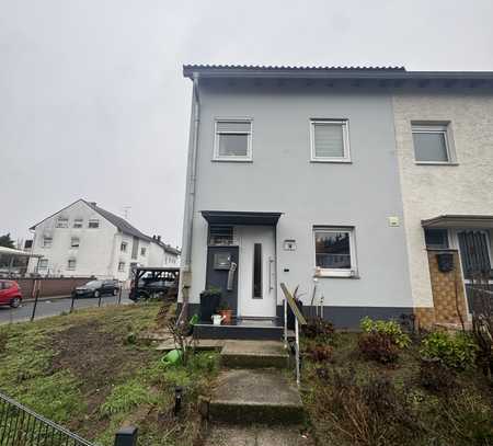 Eckreihenhaus mit Carport, Klimaanlage und Kamin – Charmantes Zuhause mit modernen Akzenten