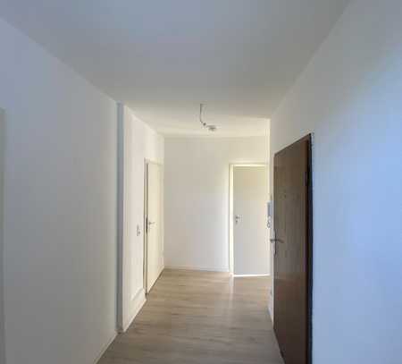 Renoviert ! / 4 Zimmer suchen neue Mieter / Gera