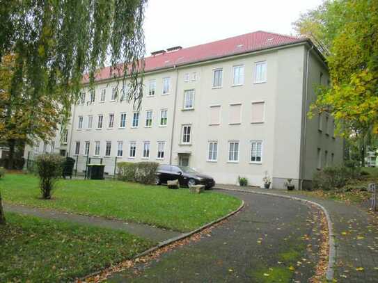 * * *Großzügiges Wohnen in gepflegter Wohnanlage mit viel Grün* * *