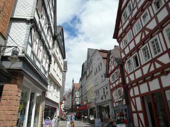 Sanierungsbedürftiges Wohn-Geschäftshaus in bester Lage der Marburger-Oberstadt