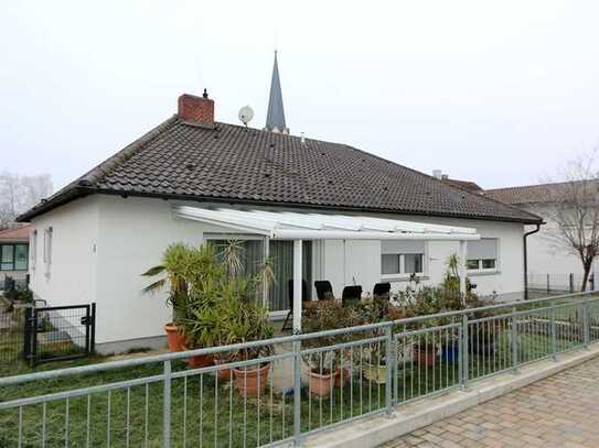 Leben auf einer Ebene!! Bungalow mit großem Garten im Zentrum von Hüttenkofen-Mengkofen