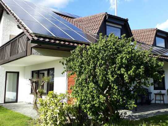 Freundliche und sanierte 4-Raum-Wohnung mit geh. Innenausstattung mit Balkon und EBK in Lauingen