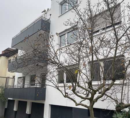 Wunderschöne 3-Zimmer-Wohnung nach einer umfassenden Renovierung mit 2 großen Balkonen in Karlsruhe.