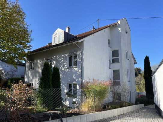 Vermietete 2-Zimmer-DG-Wohnung mit Balkon und Garagen-Stellplatz in Bronnweiler zu verkaufen