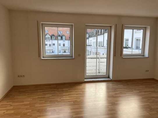 **Gemütliche 3 Zi.-Wohnung mit Süd-Balkon, Fußbodenheizung, Außenjalousien, TG u.v.m.**