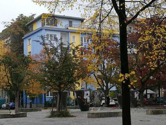 Modernisierte 2-Zimmer-Wohnung, Südwestausrichtung, Balkon und Blick auf Platz in Berlin Kreuzberg